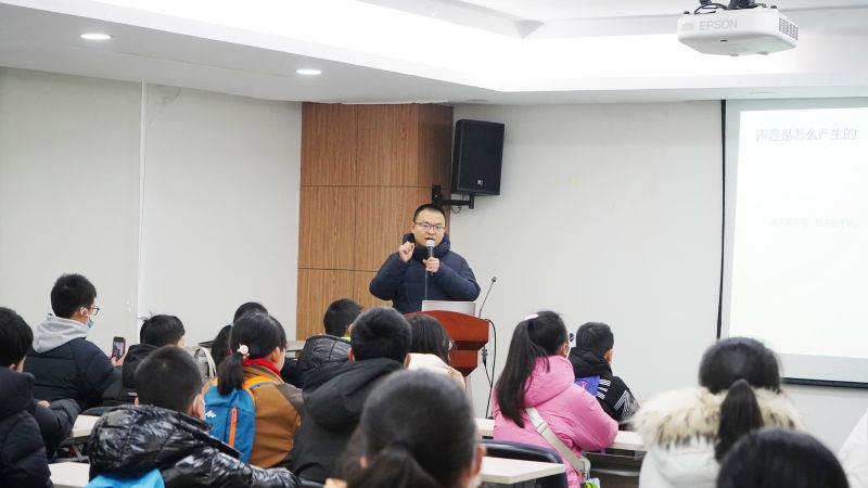 講座中，聲學(xué)專家辜磊與學(xué)生們進(jìn)行互動(dòng)交流