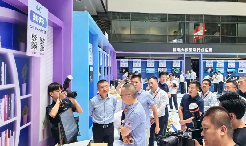 M90a搭載的定向音箱聚音屏技術(shù)