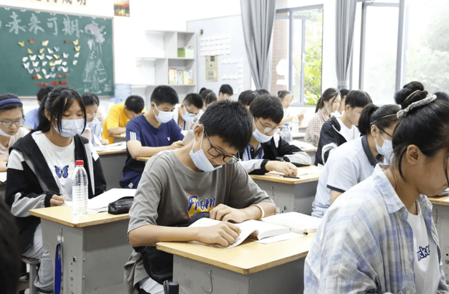 陽山中學師生正在上課